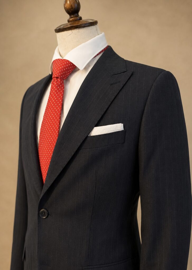 odelo-na-crte-muško-odelo-na-crte-elegantno-muško-odelo
